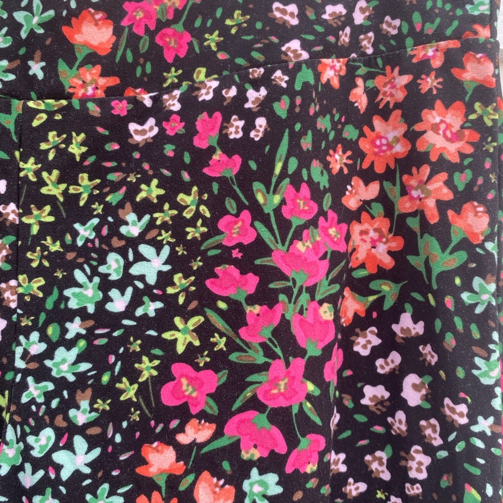 Terra & Sky Bright Springtime Floral Soft Capri Leggings 1X - Picture 2 of 4